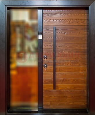 Коричневая входная дверь c МДФ панелью и стеклом ЧД-38 в частный дом в Рязани
