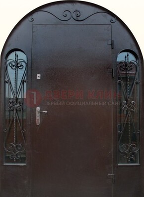 Арочная дверь со стеклом и ковкой ДА-16 под старину в Рязани