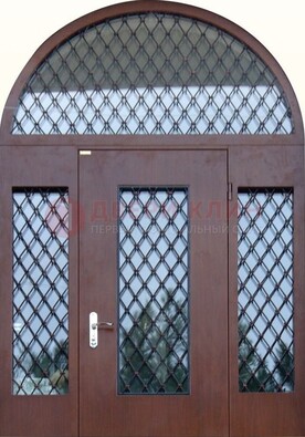 Крепкая стальная арочная дверь со стеклом и ковкой ДА-21 в Рязани