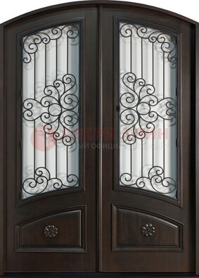 Арочная дверь со стеклом и ковкой ДА-33 в загородный дом в Рязани