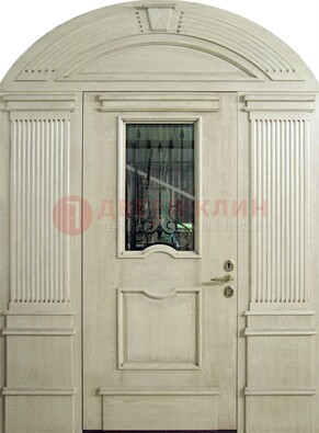 Белая входная дверь массив со стеклом и ковкой ДА-49 в Рязани