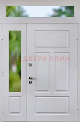Белая полуторная железная дверь со стеклом и фрамугами ДФГ-10 в Рязани