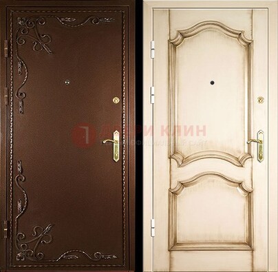 Квартирная коричневая стальная дверь с ковкой ДК-1 в Рязани