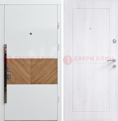 Белая железная дверь МДФ горизонтальной вставкой ДМ-265 в Рязани