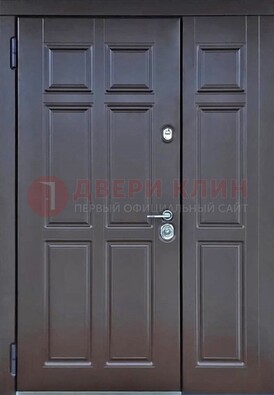 Тёмная двухстворчатая входная дверь для коттеджа с МДФ ДМ-533 в Рязани