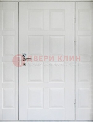 Белая входная дверь для коттеджа с МДФ ДМ-536 в Рязани
