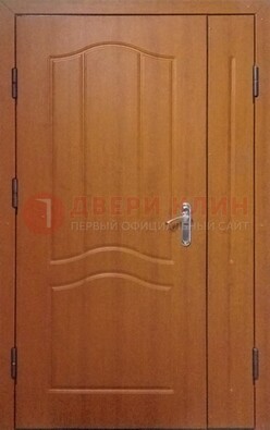 Коричневая двухстворчатая тамбурная дверь с МДФ ДМ-538 в Рязани