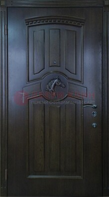 Темная металлическая дверь с массивом дуба с рисунком ДМД-25 в Рязани
