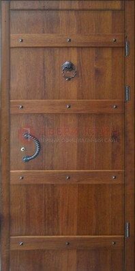 Коричневая металлическая дверь с массивом дуба с ковкой ДМД-36 в Рязани
