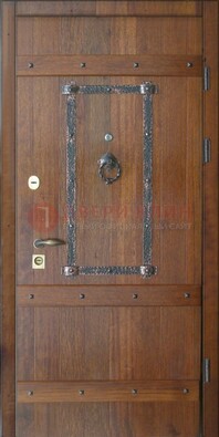 Темная стальная дверь с массивом дуба с ковкой ДМД-37 в Рязани