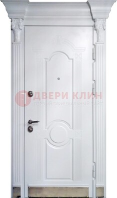 Белая металлическая дверь с массивом дуба для дома ДМД-59 в Рязани