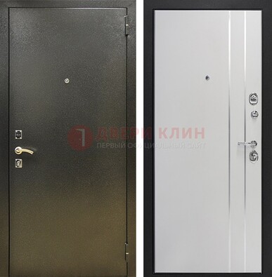 Железная темная дверь с порошковым покрытием и белая МДФ с молдингами  ДП-296 в Рязани