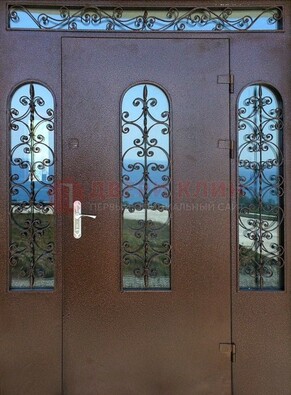 Железная парадная дверь со стеклом и ковкой ДПР-16 для общественных зданий в Рязани