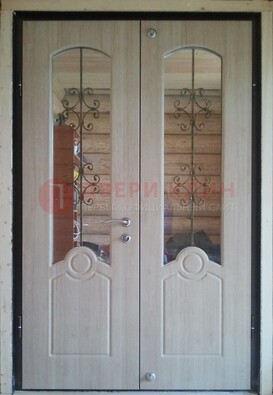 Парадная дверь со стеклянными вставками и ковкой ДПР-23 в деревянный дом в Рязани