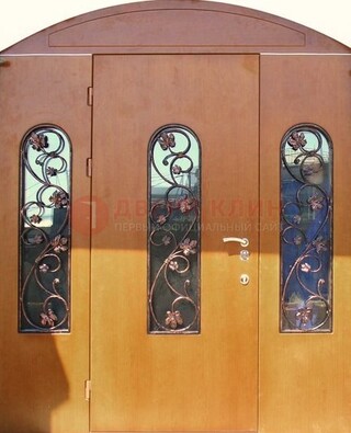 Парадная дверь со стеклянными вставками и ковкой ДПР-28 в общественное здание в Рязани