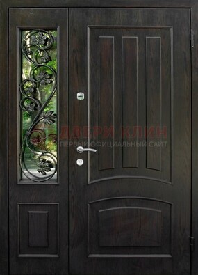 Парадная дверь со стеклянными вставками и ковкой ДПР-31 в кирпичный дом в Рязани