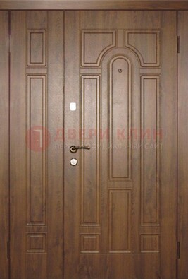 Двухстворчатая коричневая парадная дверь ДПР-48 в Рязани