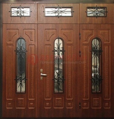 Парадная дверь с металлическими вставками и ковкой ДПР-72 в дом в Рязани