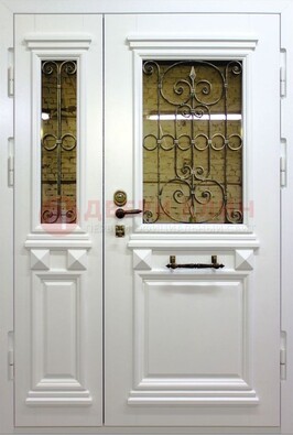 Белая парадная металлическая дверь со стеклом и ковкой ДПР-83 в Рязани