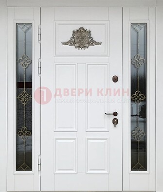 Белая входная парадная дверь со стеклом и ковкой ДПР-92 в Рязани