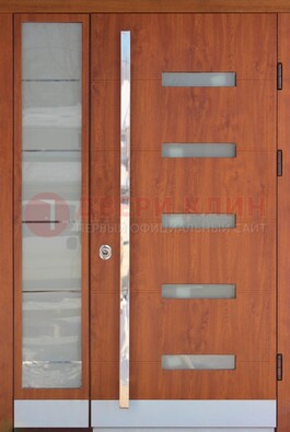 Коричневая металлическая дверь со стеклом ДС-72 в Рязани