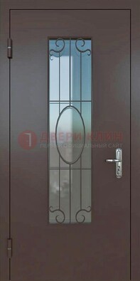 Коричневая наружная железная дверь со стеклом и ковкой ДСК-100 в Рязани