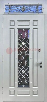 Белая железная дверь со стеклом и ковкой с верхней фрамугой ДСК-112 в Рязани