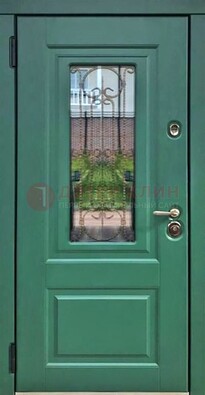 Зеленая металлическая дверь со стеклом и ковкой ДСК-113 в Рязани