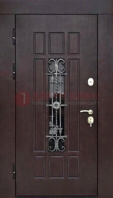 Коричневая уличная дверь со стеклом и ковкой ДСК-114 в Рязани