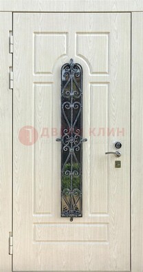 Светлая стальная дверь со стеклом и ковкой ДСК-118 в Рязани