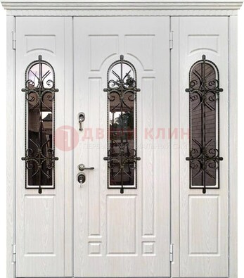 Белая распашная стальная дверь со стеклом и ковкой ДСК-125 в Рязани
