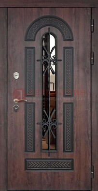 Коричневая уличная дверь со стеклом ковкой и узором ДСК-131 в Рязани