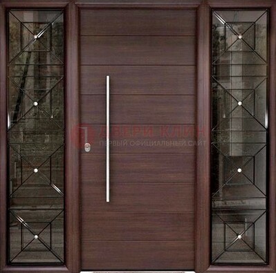 Современная коричневая уличная дверь со стеклом и ковкой ДСК-141 в Рязани