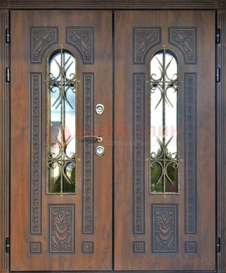 Двухстворчатая стальная дверь со стеклом и ковкой для дома ДСК-153 в Рязани