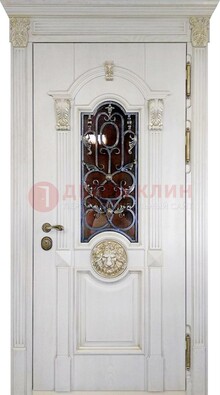 Белая железная дверь со стеклом и ковкой для кирпичного дома ДСК-155 в Рязани