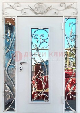 Белая входная дверь порошок со стеклом и ковкой ДСК-165 в Рязани