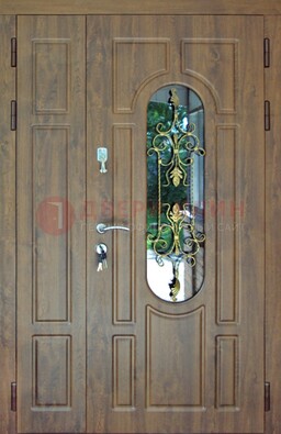 Коричневая полуторная дверь со стеклом и ковкой ДСК-198 в Уфе