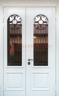 Белая стальная дверь стекло с ковкой и филенкой ДСК-201 в Рязани