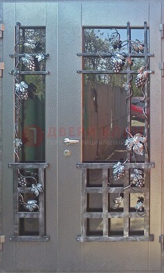 Распашная уличная дверь Порошок со стеклом и ковкой ДСК-221 в Рязани