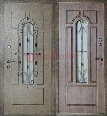 Внешняя стальная дверь со стеклом и ковкой зеленой ДСК-22 в Рязани