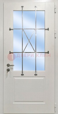 Белая простая железная дверь Винорит со стеклом и ковкой ДСК-257 в Рязани