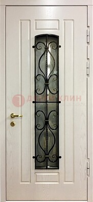 Распашная дверь с узким стеклом и ковкой ДСК-31 в Рязани