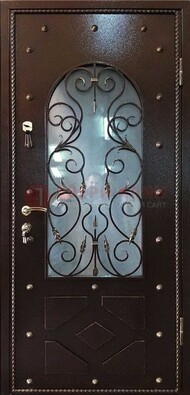 Влагостойкая дверь со стеклом и ковкой с декором ДСК-37 в Рязани