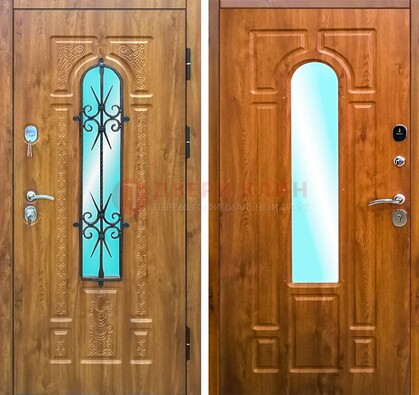Входная дверь со стеклом и ковкой ДСК-54 для частного дома в Рязани