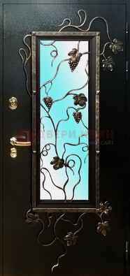 Железная дверь со стеклом и ковкой ДСК-70 для деревянного дома в Рязани