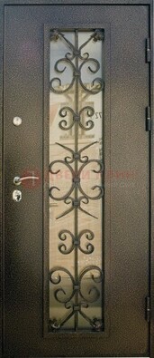 Входная дверь Дверь со стеклом и ковкой черного цвета ДСК-76 для веранды в Рязани