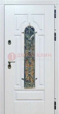 Белая остекленная металлическая дверь с ковкой ДСК-98 в Рязани