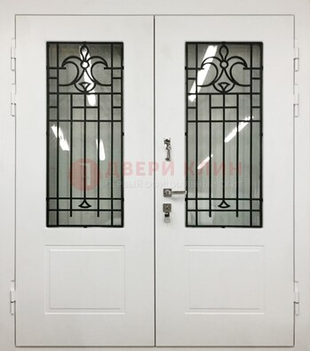 Белая двухстворчатая уличная дверь Винорит со стеклом ДСТ-4 в Рязани