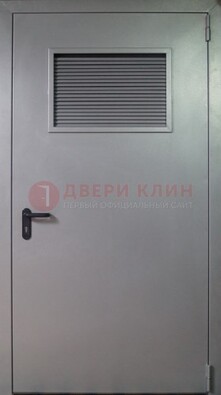 Серая железная техническая дверь с вентиляционной решеткой ДТ-12 в Рязани