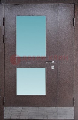 Коричневая тамбурная дверь со стеклянными вставками ДТМ-21 в Рязани